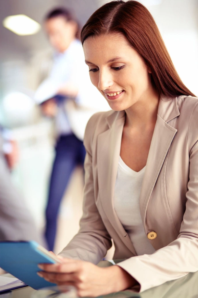 Profissional de agência de viagens utilizando tecnologia integrada GEA